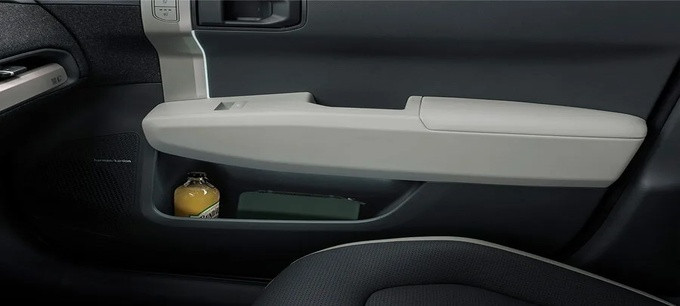 حوامل زجاجات في جميع الأبواب الأربعة